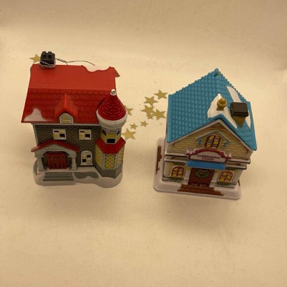 NWT Set of 2 Cobblestone Corners Plastic Christmas Winter Village Pieces - Picture 6 of 10